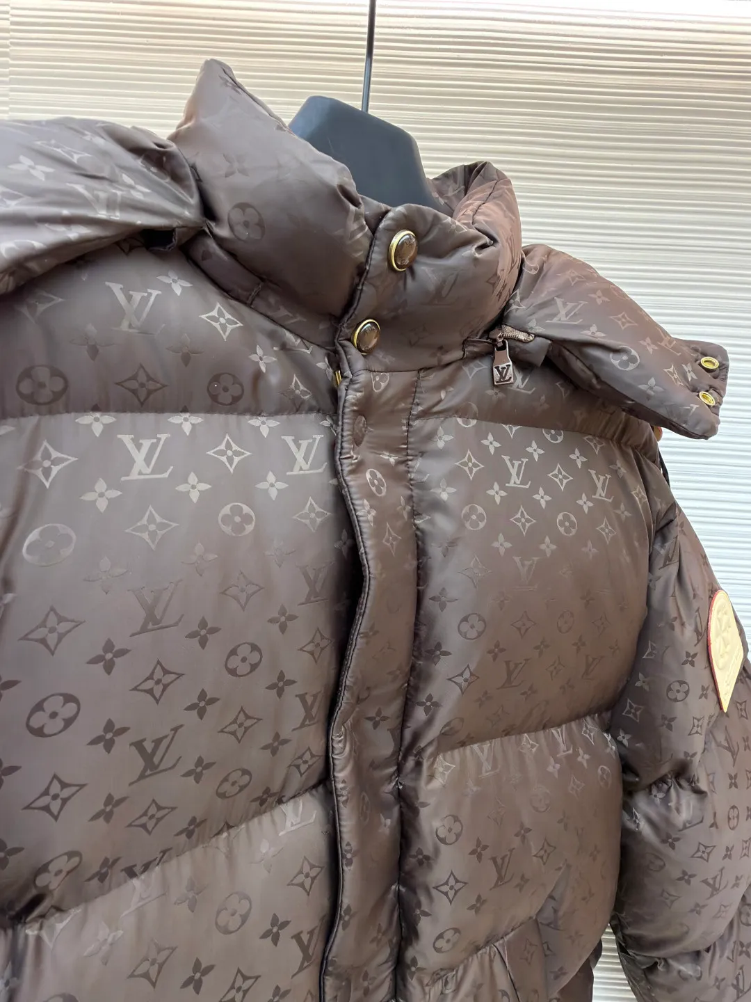 LOUIS VUITTON SKI ski series printed down jacket ●Original version: 35000 purchased and developed ●Item number: 1682303-C75 ●Fabric: white goose down fabric ●Technology: mechanical down filling ●Color: brown ●Version: fitted version ●Weight: about 1750 grams ●Size: 48-50-52-54 ●Description: This LV dark pattern down jacket is made of customized jacquard fabric technology: the body is made of high-gloss nylon material, and the whole body is embossed with Monogram dark pattern. The seamless fusion of pattern and fabric is achieved through fine heat pressing technology, which has both texture and recognition. It adopts zoned down-filling quilting technology, and divides the down-filling areas according to ergonomics to ensure warmth. At the same time, it avoids bloat; the hooded design is equipped with an adjustable drawstring (with leather trim), and the double-button closure on the collar enhances windproofness. The pockets are three-dimensional patch pockets + hidden snap button structure. The cuffs and hem are edged with elastic ribs. The metal snap buttons in the details echo the brand logo. The overall body is adapted to a variety of body shapes through 3D three-dimensional tailoring, taking into account functionality and luxury. The overall wiring is straight and delicate, the fabric is comfortable and soft, and the color is consistent without color difference. It can be matched with the same style to create a fashionable look and control various occasions. Customized accessories, complete with three standards, same style for men and women!
